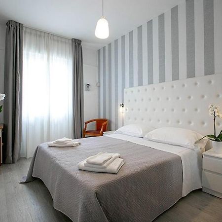 Hotel La Perla Rimini Buitenkant foto