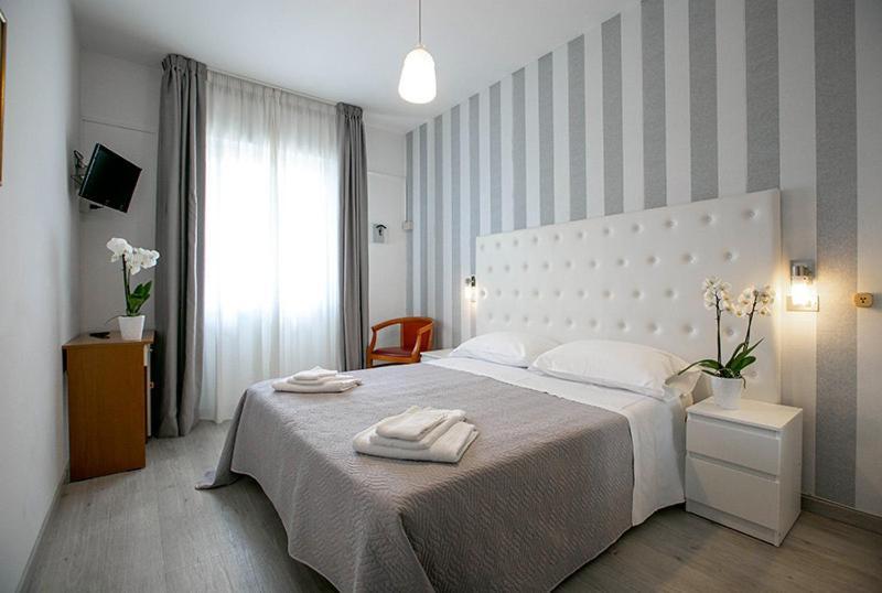 Hotel La Perla Rimini Buitenkant foto