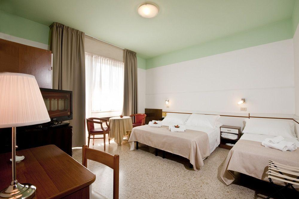 Hotel La Perla Rimini Buitenkant foto